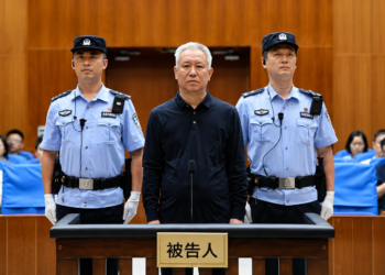 恆大許家印一審判無期徒刑、全數沒收個人財產，昔日中國首富滿頭白髮出庭