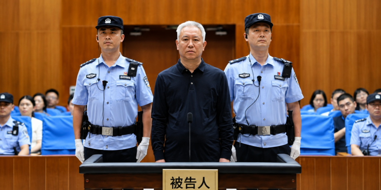 恆大許家印一審判無期徒刑、全數沒收個人財產，昔日中國首富滿頭白髮出庭
