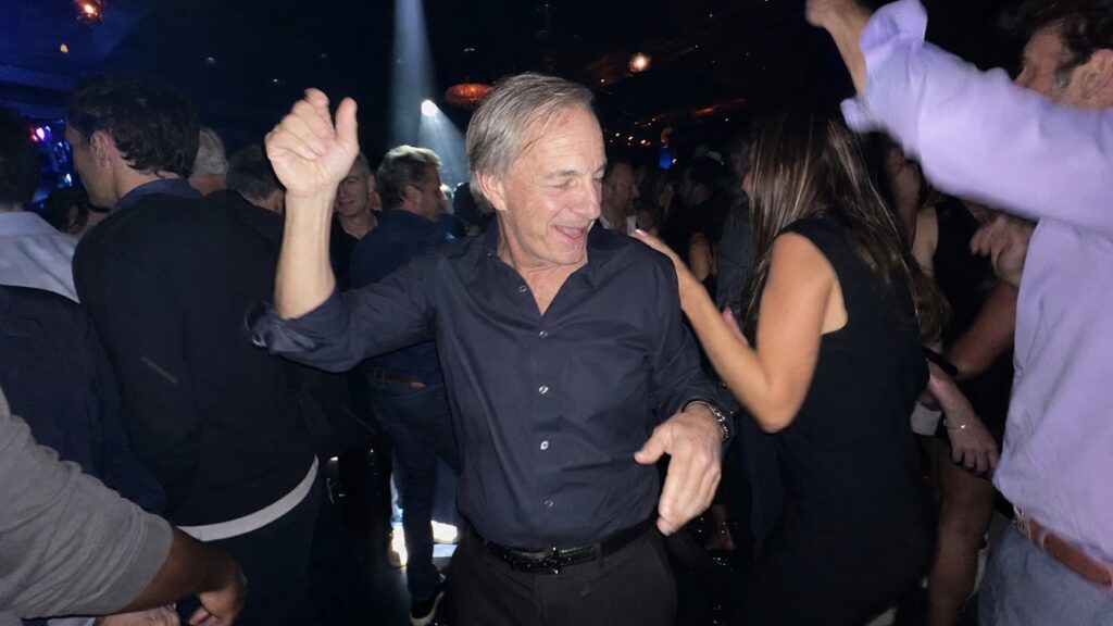 橋水達里歐的退休生活：77 歲生日在夜店跳到關門