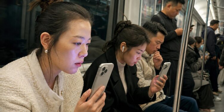 「黃果短劇」AI 成人短片平台爆紅中文圈,「關掉過濾器」成付費賣點