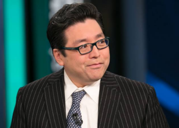 Tom Lee 喊美股 8 月強彈至 7800 點！重申年底標普 500 破八千大關
