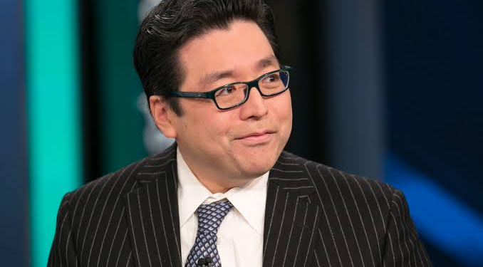 Tom Lee 喊美股 8 月強彈至 7800 點！重申年底標普 500 破八千大關