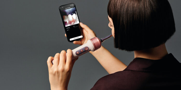 Dyson 開賣 AI 牙刷定價 16,990 元，花六年埋了個鏡頭，號稱能多清 69% 牙菌斑