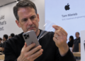 蘋果硬體副總嫌 iPhone 保護貼令他「渾身不舒服」：新螢幕材質有三倍抗刮力