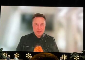 馬斯克提議：AI 公司互相測模型就好了，別再自己出題考自己了..