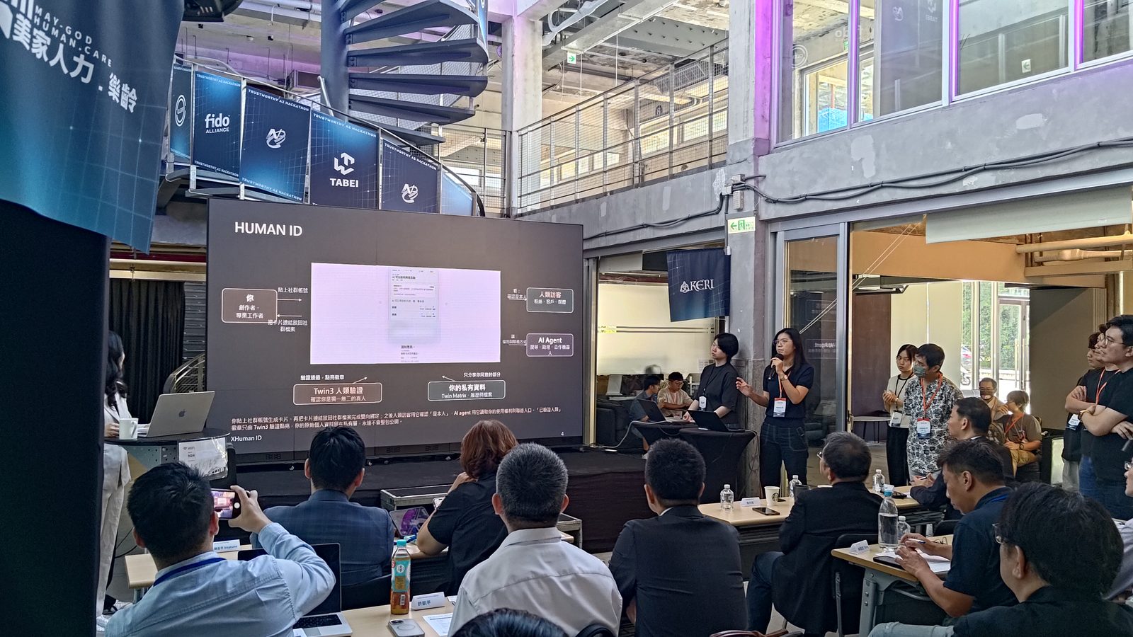 冠軍團隊 Human ID 於 Demo Day 發表雙重身分驗證方案。