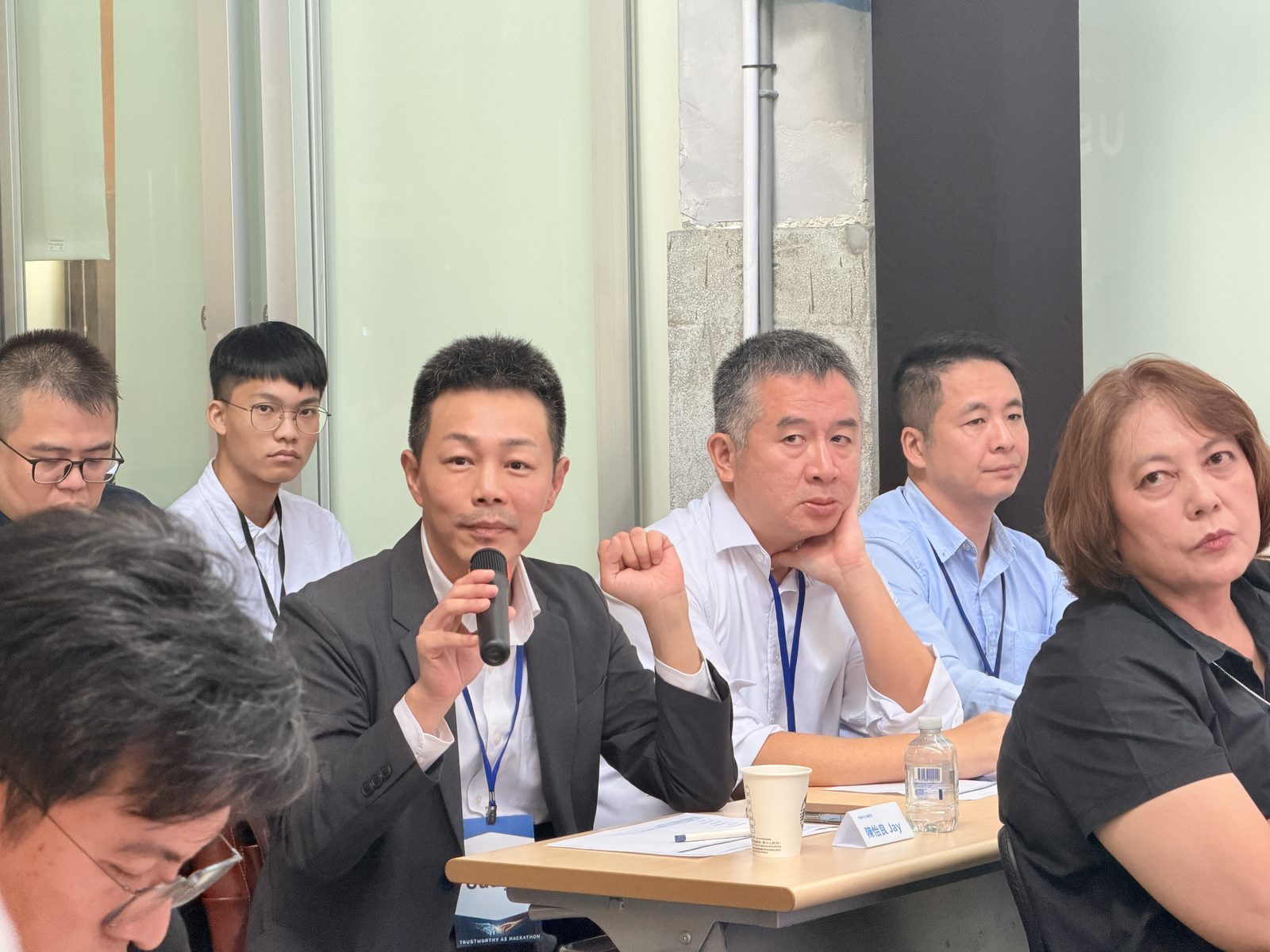 評審團於各隊發表後即時提問,聚焦落地可行性與合規設計。