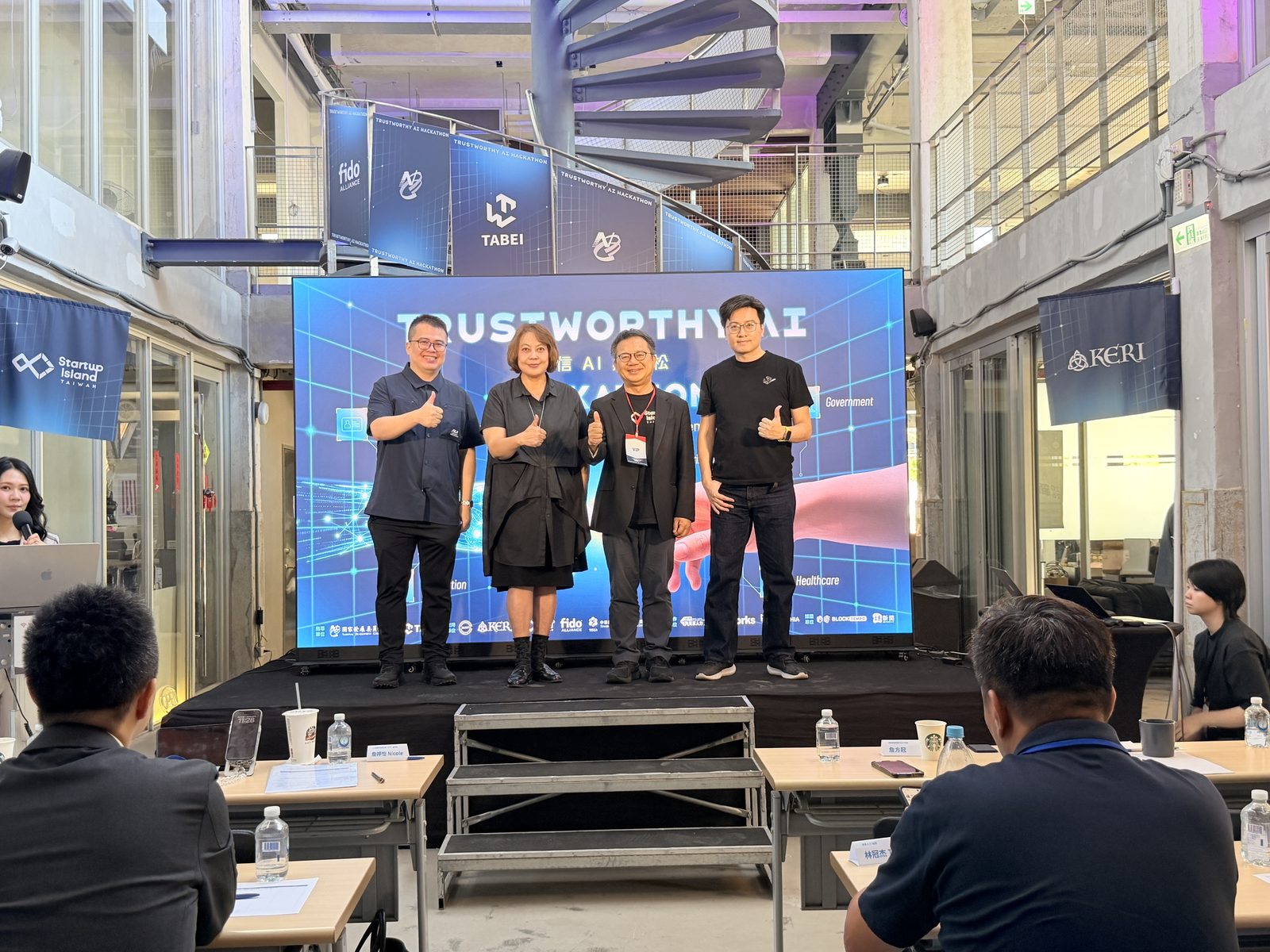 主辦單位與貴賓於 Demo Day 開幕合影。