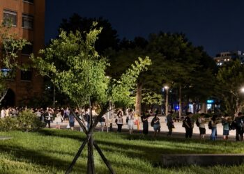 台灣大學生瘋投資！台大證券研究社第一堂社課「排到馬路去」