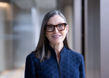 女股神 Cathie Wood 砸 350 萬鎂買回 Robinhood！ARKK 上週才短暫減持