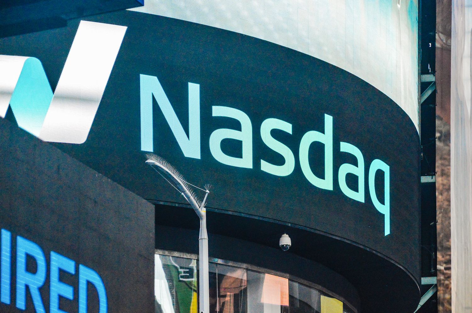 Nasdaq 支持的交易所 DX.Exchange 宣佈暫停交易，並尋求金主併購