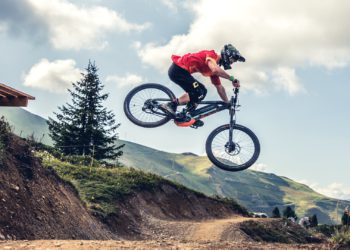 幣市短評｜比特幣凌晨一小時下殺 5%，歷史跌幅第五高，跌破上升通道